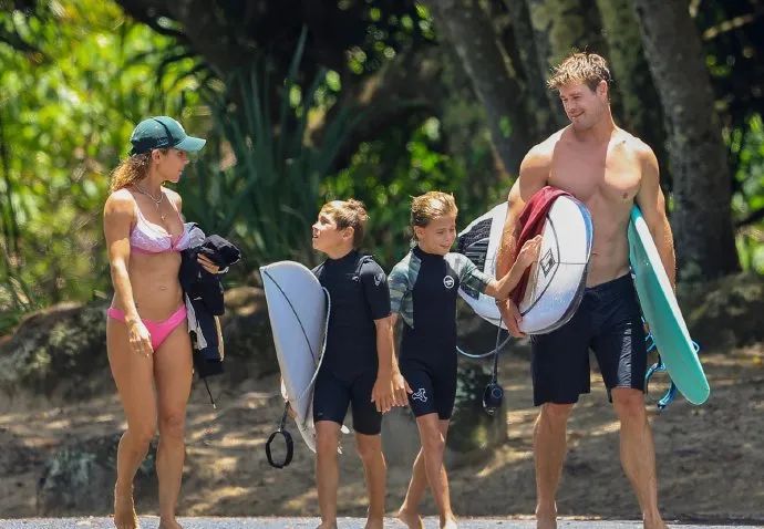 海总最近带着老婆孩子在拜伦湾冲浪，身材尊嘟好配图7-漫威电影
