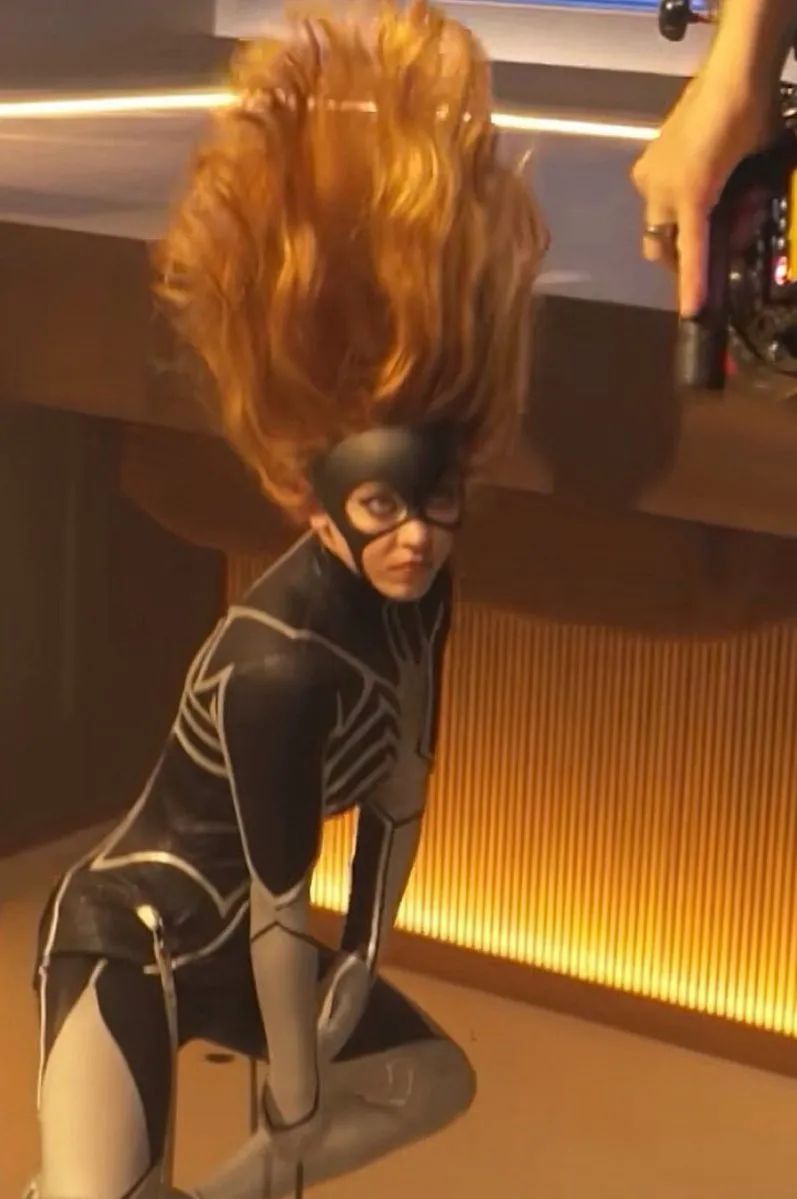 悉尼妹在《蜘蛛夫人》中的幕后花絮照，这头发好飘逸哈哈配图-漫威电影