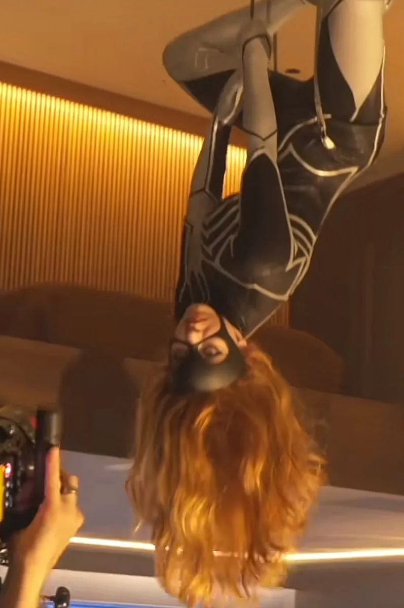 悉尼妹在《蜘蛛夫人》中的幕后花絮照，这头发好飘逸哈哈配图1-漫威电影